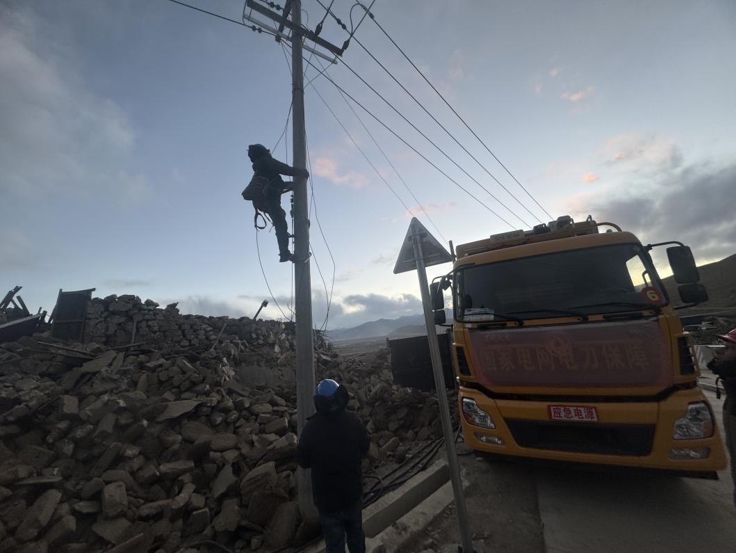 1月10日，定日縣長所鄉(xiāng)，國家電網(wǎng)西藏電力員工正在搶修災(zāi)區(qū)受損線路。人民日報記者宋豪新攝