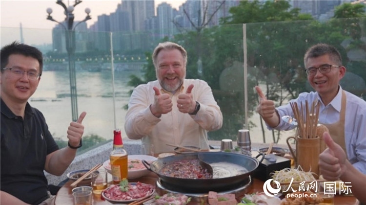 軻寶華和同事在重慶南濱路吃火鍋。人民網(wǎng)記者 蘇纓翔攝