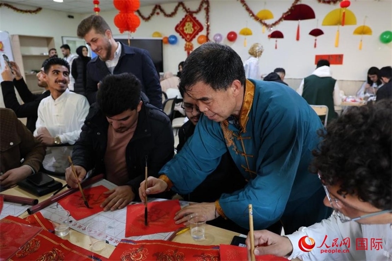 寫福字。人民網(wǎng)伊納斯·易卜拉欣攝