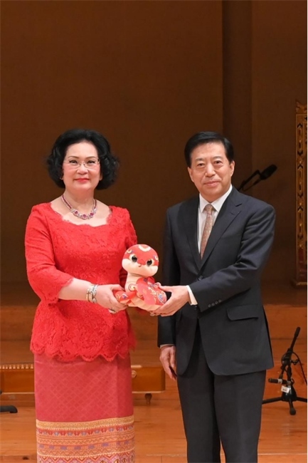 中國駐泰國大使韓志強(qiáng)與國際奧委會委員、泰國愛樂樂團(tuán)董事會主席坤仁帕塔瑪共同出席音樂會。主辦方供圖