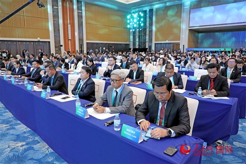 這是1月16日在南寧國際會展中心拍攝的“世界市長對話·南寧”活動現(xiàn)場。人民網(wǎng)記者 趙益普攝