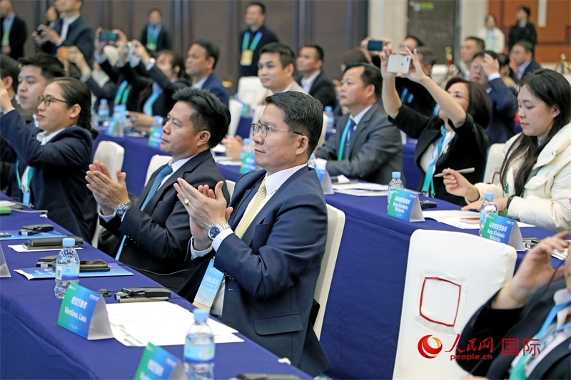 這是1月16日在南寧國際會展中心拍攝的“世界市長對話·南寧”活動現(xiàn)場。人民網(wǎng)記者 趙益普攝