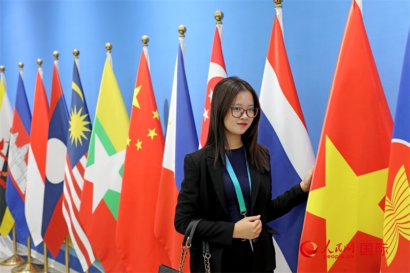 越南芒街市參會代表在南寧國際會展中心參觀。人民網(wǎng)記者 趙益普攝