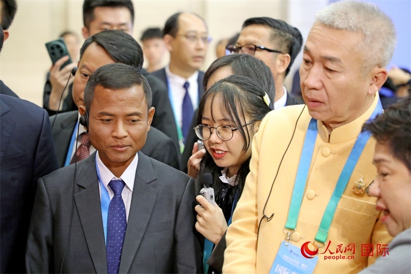 東盟國家市長在觀看、體驗?zāi)蠈幏沁z展示。人民網(wǎng)記者 趙益普攝