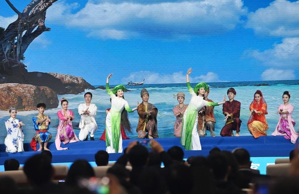 這是1月16日，在南寧國際會展中心，演員在“世界市長對話·南寧”活動間隙表演節(jié)目。新華社記者 陸波岸 攝