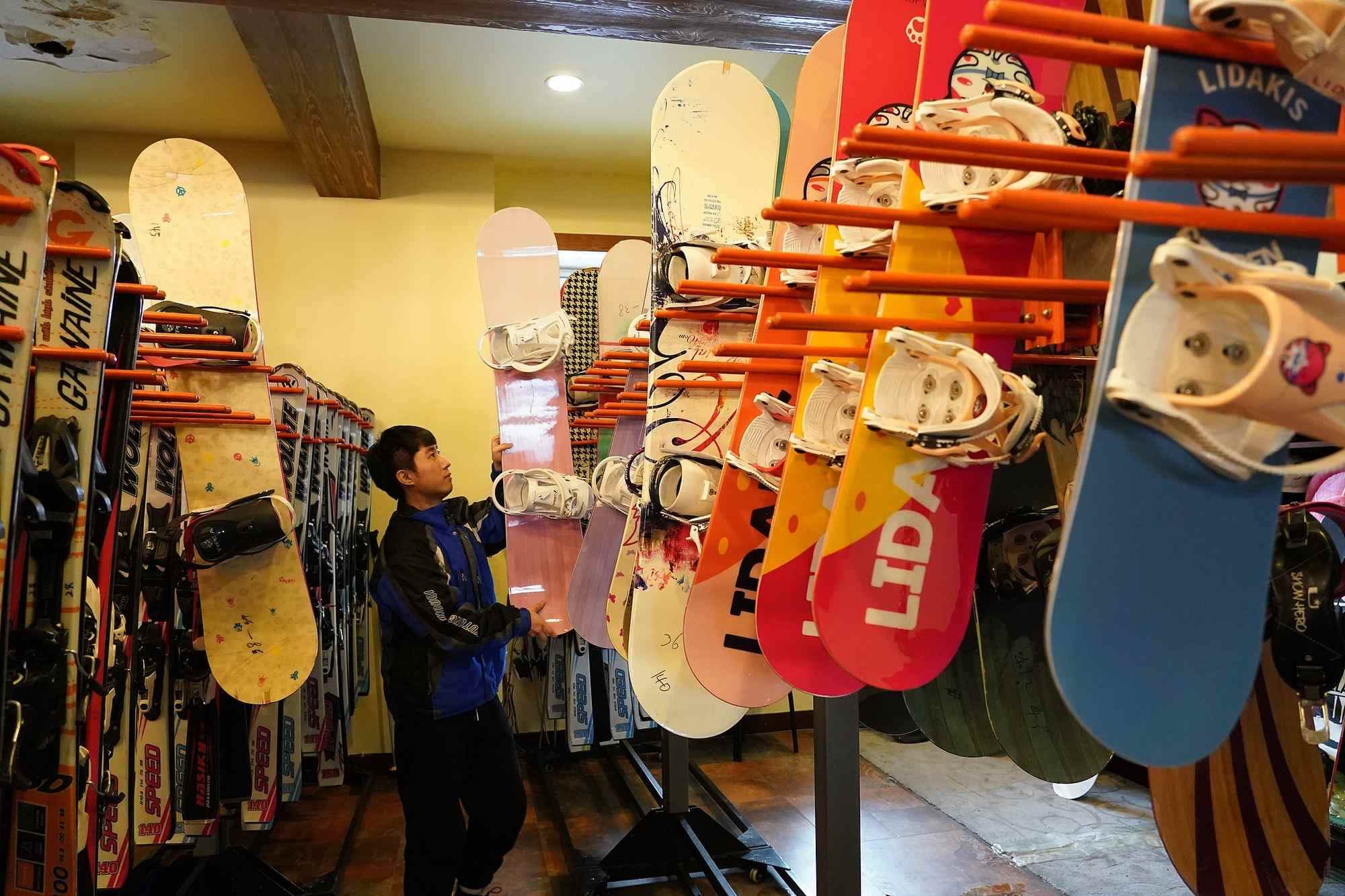 海拉爾滑雪場(chǎng)，工作人員在整理雪具