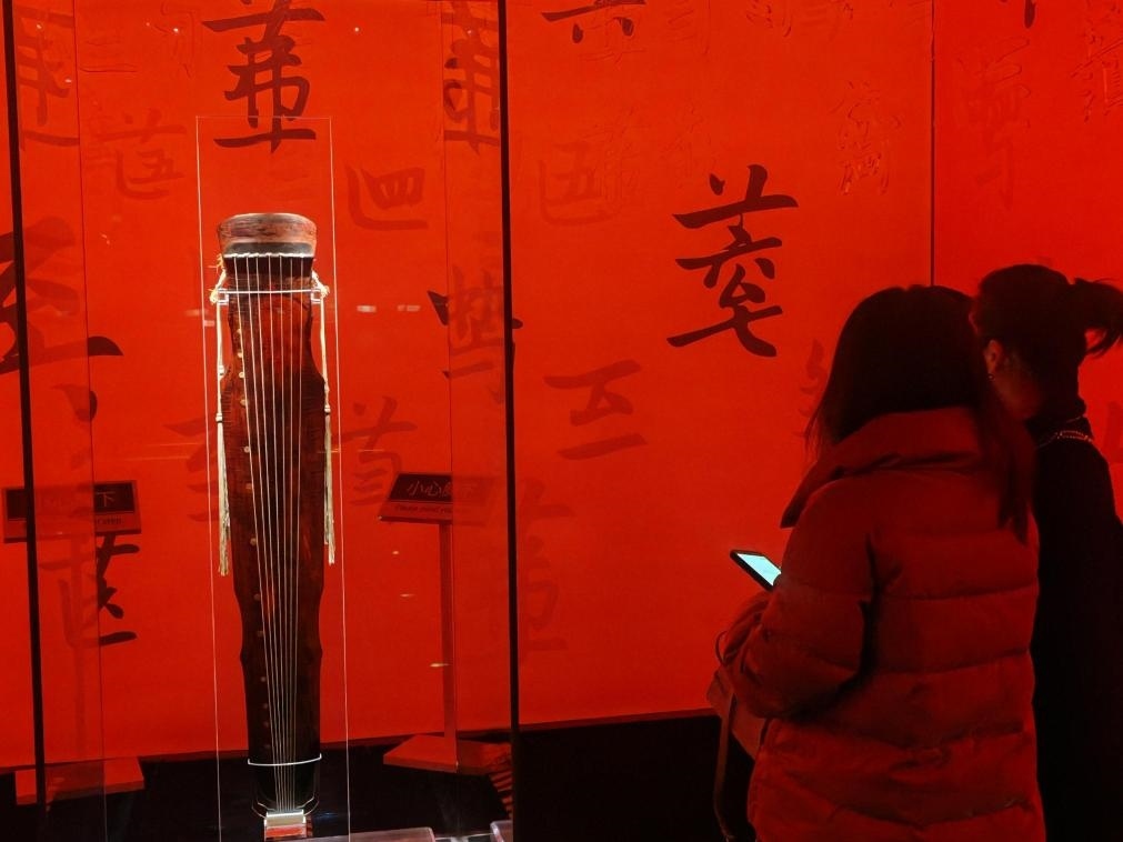 近日，在浙江省博物館之江館區(qū)，故宮博物館收藏的唐“大圣遺音”琴在“‘故宮·茶世界’觀茶——茶文化精品展”展出。新華社記者 馮源 攝