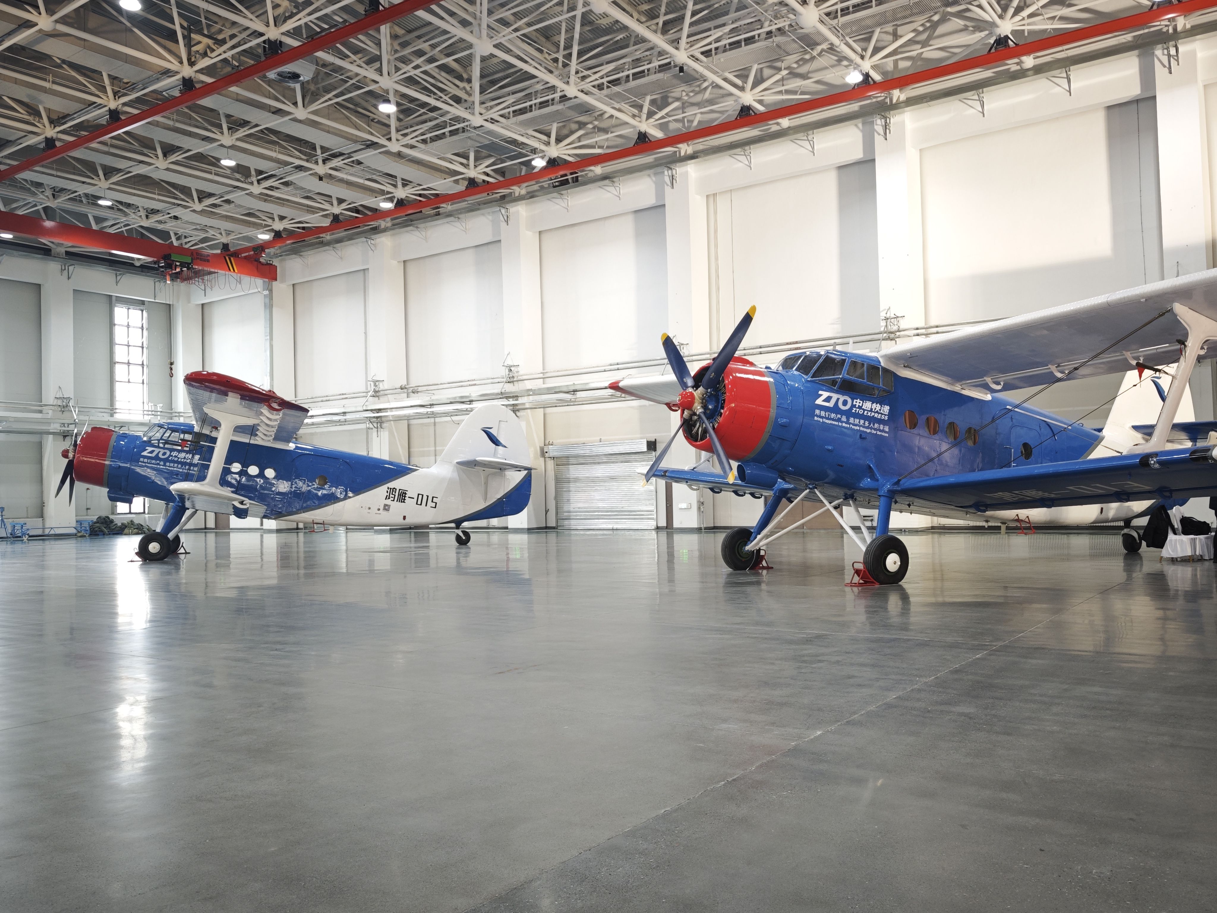 1月20日，停放在交付現(xiàn)場的大型無人機(jī)鴻雁（HY100）。新華社記者 茍立鋒 攝