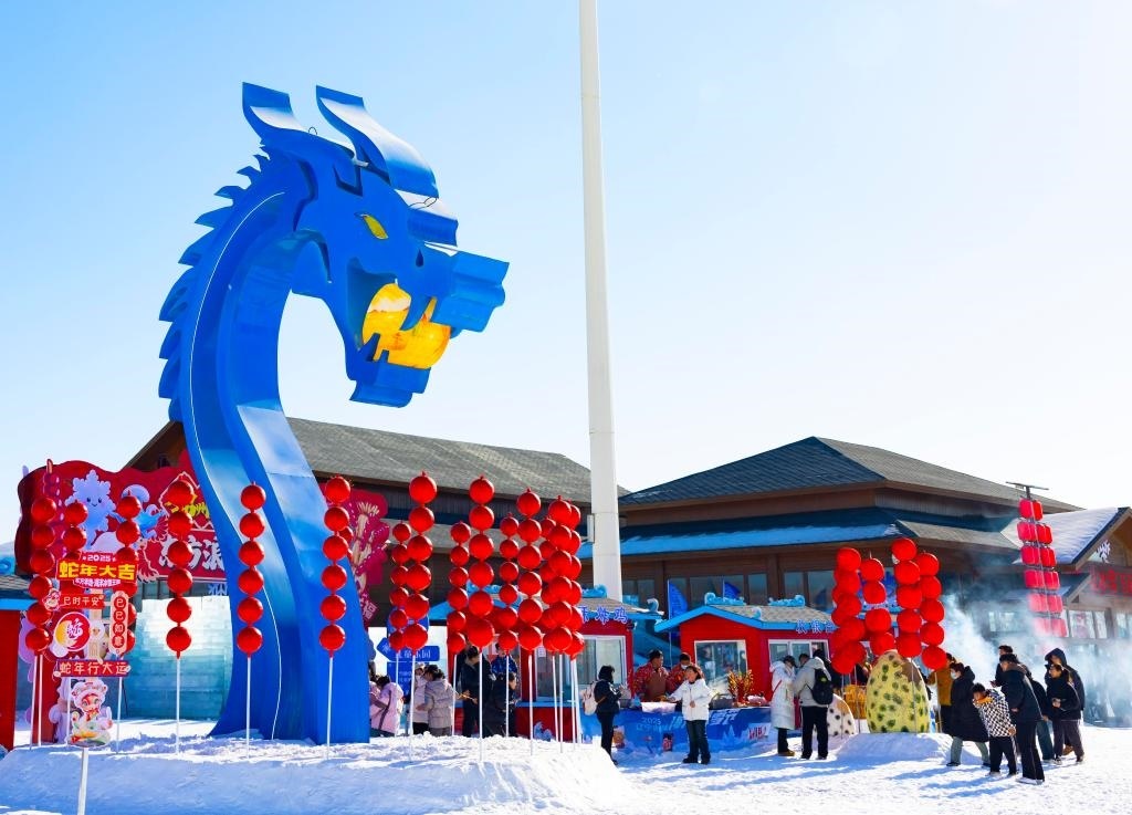 2025年1月，游客在遼寧錦州東方華地城海洋冰雪王國(guó)內(nèi)游覽。新華社發(fā)