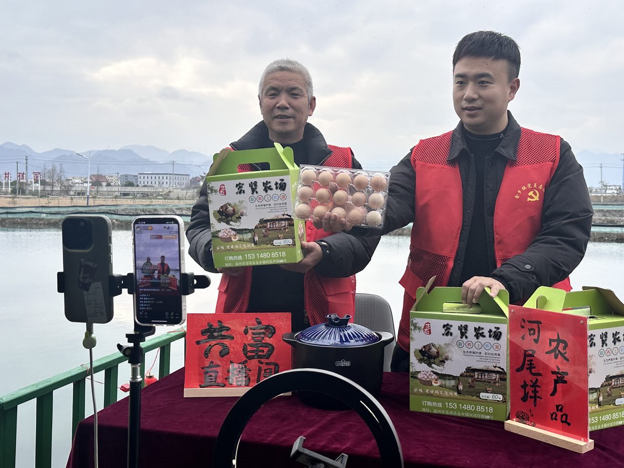 在蒼南金鄉(xiāng)鎮(zhèn)，永興、半浹連、河尾垟?shù)犬?dāng)年受災(zāi)的臨近村落，正連片建設(shè)美麗江南水鄉(xiāng)新景。圖為河尾垟村設(shè)在河邊的“共富直播間”。金鄉(xiāng)鎮(zhèn) 供圖