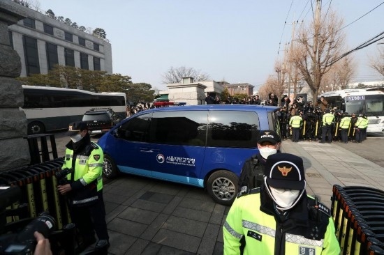  1月21日，尹錫悅乘坐的車輛進入韓國首爾的憲法法院。新華社記者姚琪琳攝