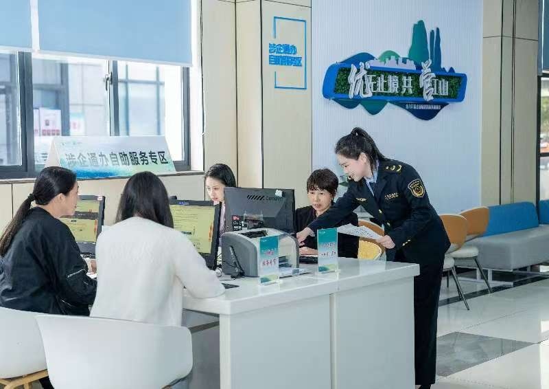 工作人員指導(dǎo)企業(yè)一次性完成信息填報。圖片來源：浙江衢州市市場監(jiān)督管理局