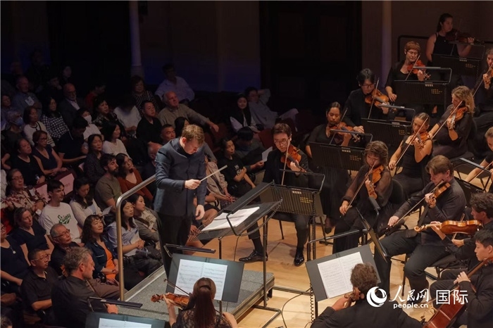 奧克蘭市政廳《空?！方豁懬莩霈F(xiàn)場。張波若攝