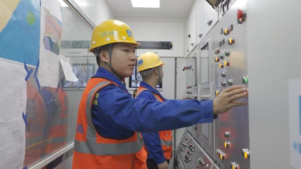 盾構司機何曉波在駕駛室內調試盾構機參數(shù)。（劉芬攝）