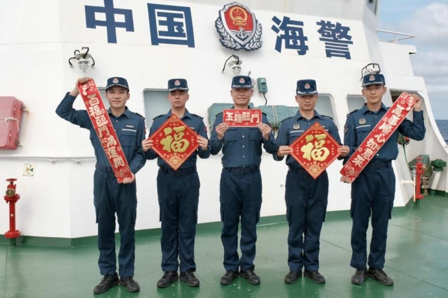 1月27日，中國海警海鷗艦執(zhí)法員們展示春聯(lián)福字，慶祝農(nóng)歷春節(jié)。