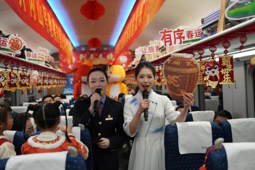 列車乘務(wù)員向旅客介紹江西美食——瓦罐湯。人民網(wǎng) 歐陽易佳攝