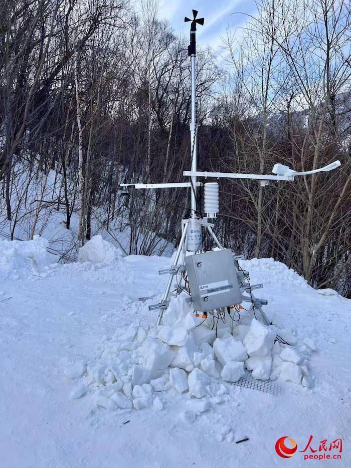 設置在賽道附近的便攜式自動氣象站。人民網 高清揚攝