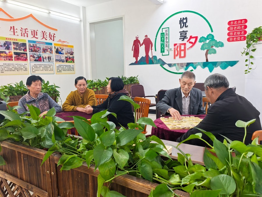 圖為湖北省咸寧市嘉魚(yú)縣潘家灣鎮(zhèn)四邑村養(yǎng)老服務(wù)驛站一角（2024年11月5日攝）。新華社記者 肖藝九 攝