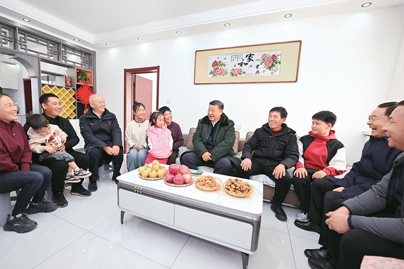 2025年1月22日至24日，中共中央總書記、國家主席、中央軍委主席習(xí)近平冒著嚴(yán)寒來到遼寧，看望慰問基層干部群眾。這是22日下午，習(xí)近平在葫蘆島市綏中縣明水滿族鄉(xiāng)祝家溝村考察時，同村民王寶維一家圍坐一起拉家常。 新華社記者 謝環(huán)馳/攝