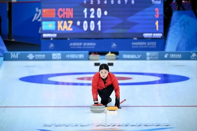 2月4日，中國隊選手韓雨在比賽中擲壺。新華社記者 江漢 攝