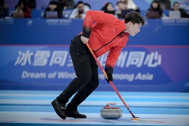 2月4日，中國隊選手王智宇在比賽中擦冰。新華社記者 江漢 攝