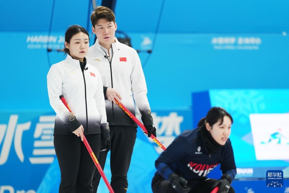 2月6日，中國隊選手王智宇（中）、韓雨（左）在比賽中。新華社記者 王松 攝