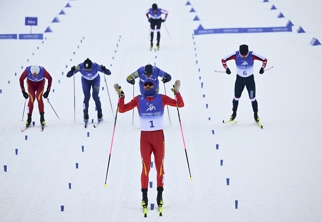 2月8日，王強(qiáng)（中）慶祝奪冠。新華社記者 張龍攝