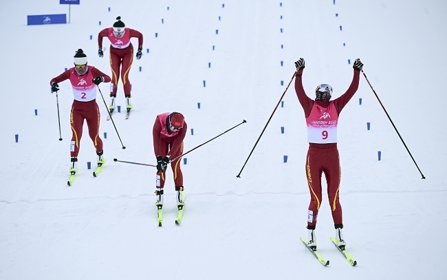 2月8日，李磊（右一）沖過(guò)終點(diǎn)后慶祝奪冠。新華社記者 張龍攝