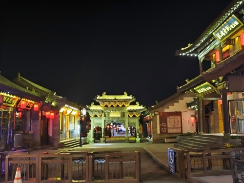 道歉公告發(fā)布后，凌晨5時的古城。人民網(wǎng)記者 黃鈺攝