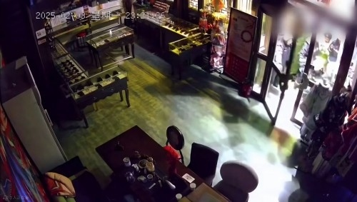 網(wǎng)傳“破門亮燈”畫面。網(wǎng)絡(luò)視頻截圖