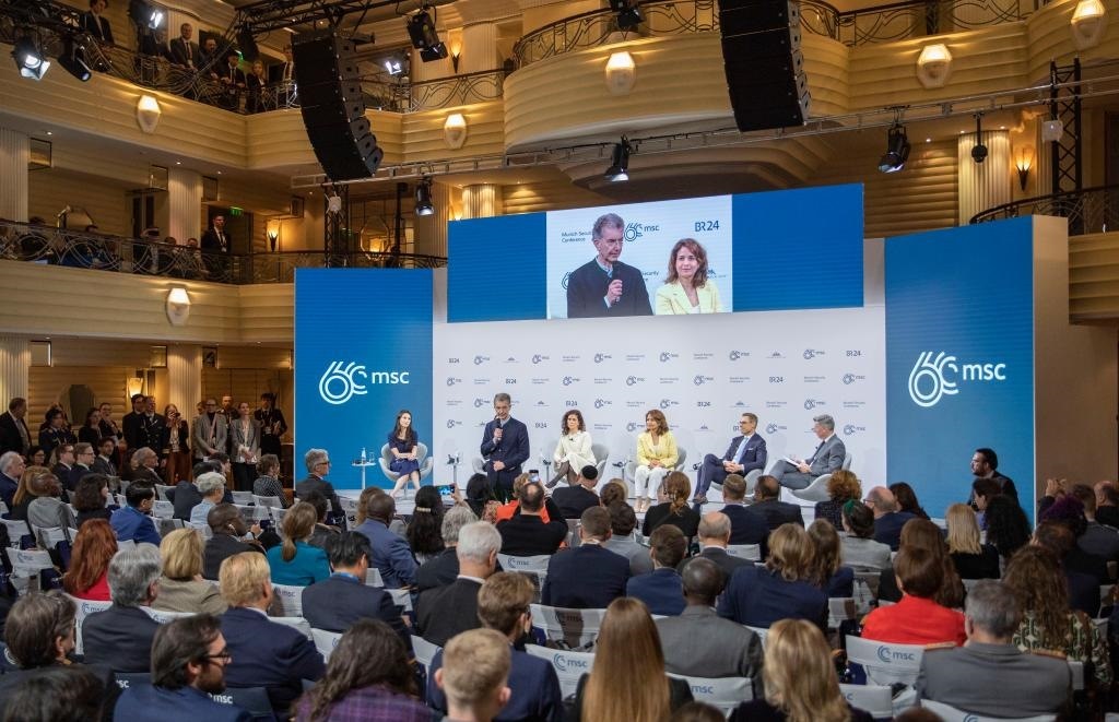 2024年2月18日，慕安會(huì)主席克里斯托夫·霍伊斯根（中左二）在德國(guó)慕尼黑舉行的第60屆慕尼黑安全會(huì)議上發(fā)表閉幕致辭。新華社記者 張帆 攝