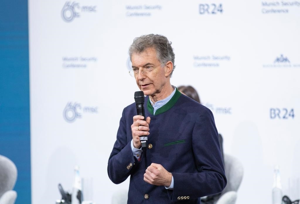 2024年2月18日，慕安會(huì)主席克里斯托夫·霍伊斯根在德國(guó)慕尼黑舉行的第60屆慕尼黑安全會(huì)議上發(fā)表閉幕致辭。新華社記者 張帆 攝