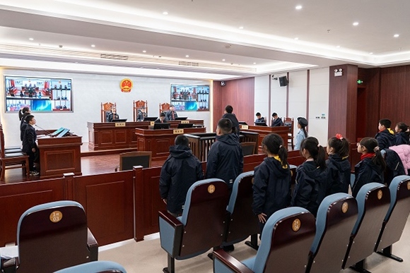 圖③：同學(xué)們開展模擬法庭活動。