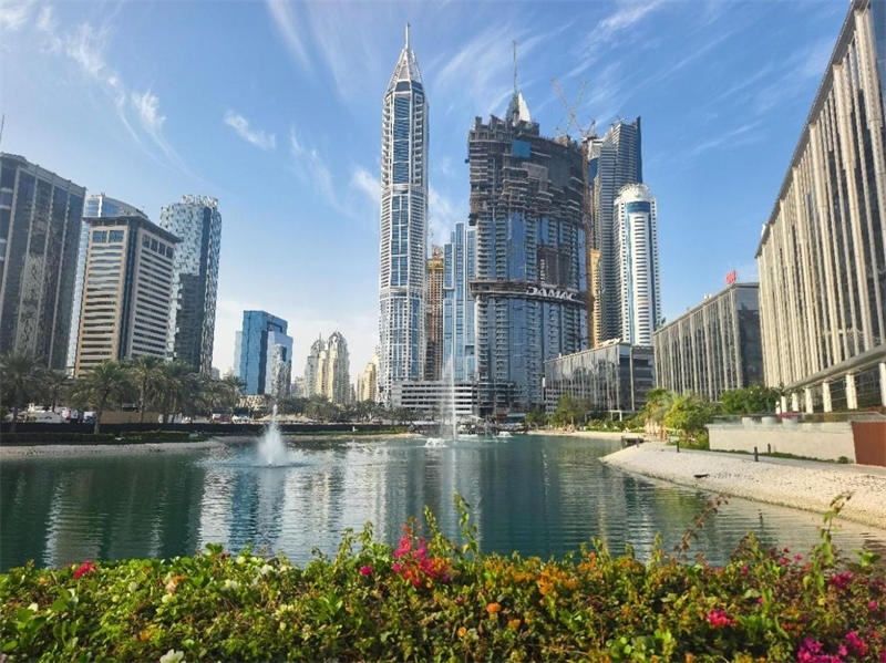 正在建設(shè)中的卡瓦利卡薩高層住宅項(xiàng)目（圖中有腳手架建筑）。 中建中東供圖 