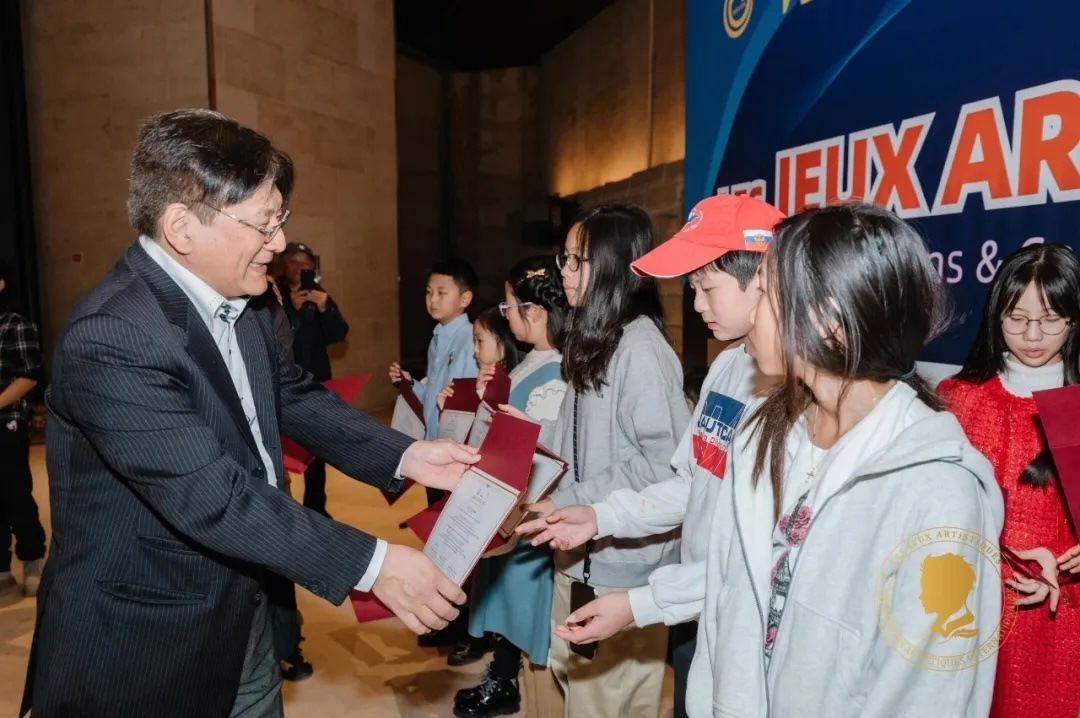 圖2：亞丁為獲獎(jiǎng)兒童頒發(fā)證書。法中交流促進(jìn)會(huì)供圖