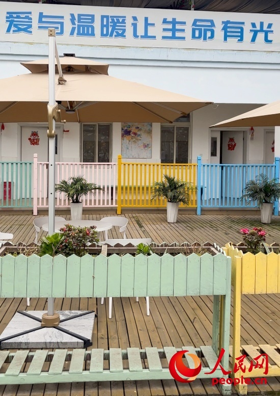 為讓“老小孩”住著開心，南泉鎮(zhèn)衛(wèi)生院設(shè)計(jì)成幼兒園風(fēng)格。人民網(wǎng) 陳葉欣攝