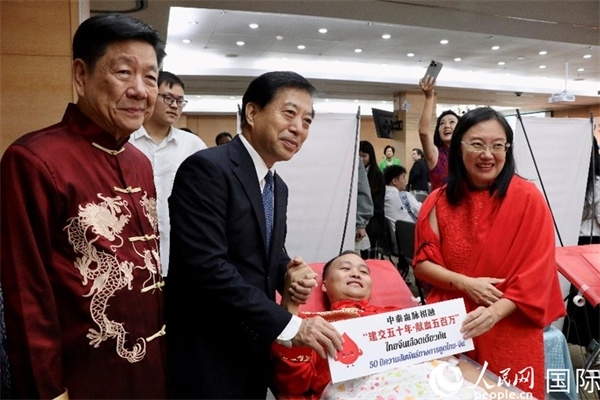 韓志強(qiáng)大使與獻(xiàn)血者代表合影。朱瀟逸攝