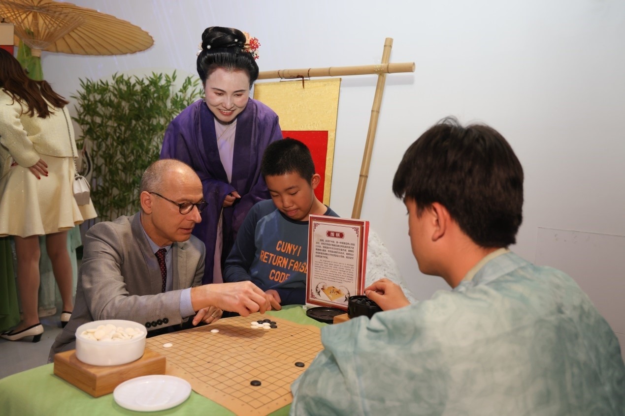 嘉賓體驗(yàn)圍棋對(duì)弈。人民網(wǎng)記者 任皓宇攝