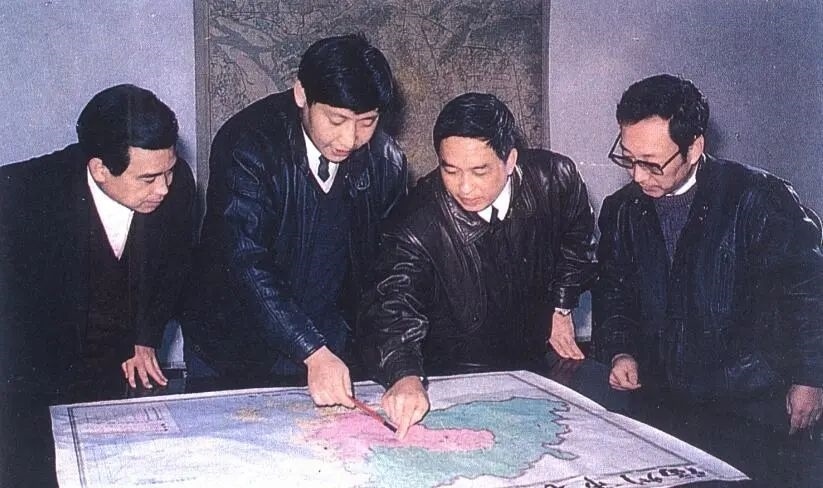 1991年12月，習近平與同事討論福州市戰(zhàn)略規(guī)劃設(shè)想。（圖源：《習近平在福州》）