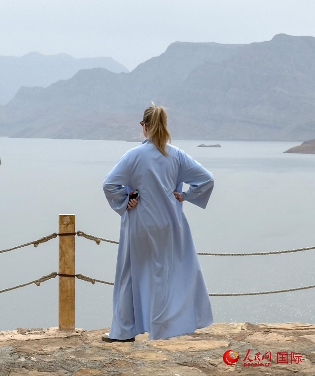 圖為一名游客正在俯瞰阿拉伯灣。人民網(wǎng) 塔里克·易卜拉欣攝