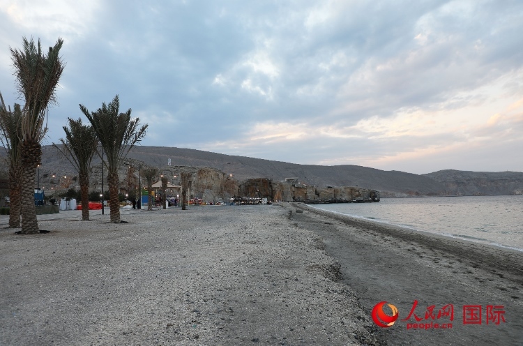 圖為阿曼穆桑代姆一處海灘公園。人民網(wǎng)記者 沈小曉攝