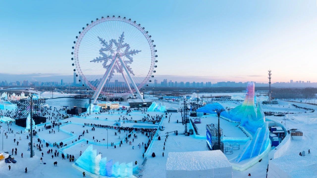 △哈爾濱冰雪大世界吸引游客前來(lái)打卡。