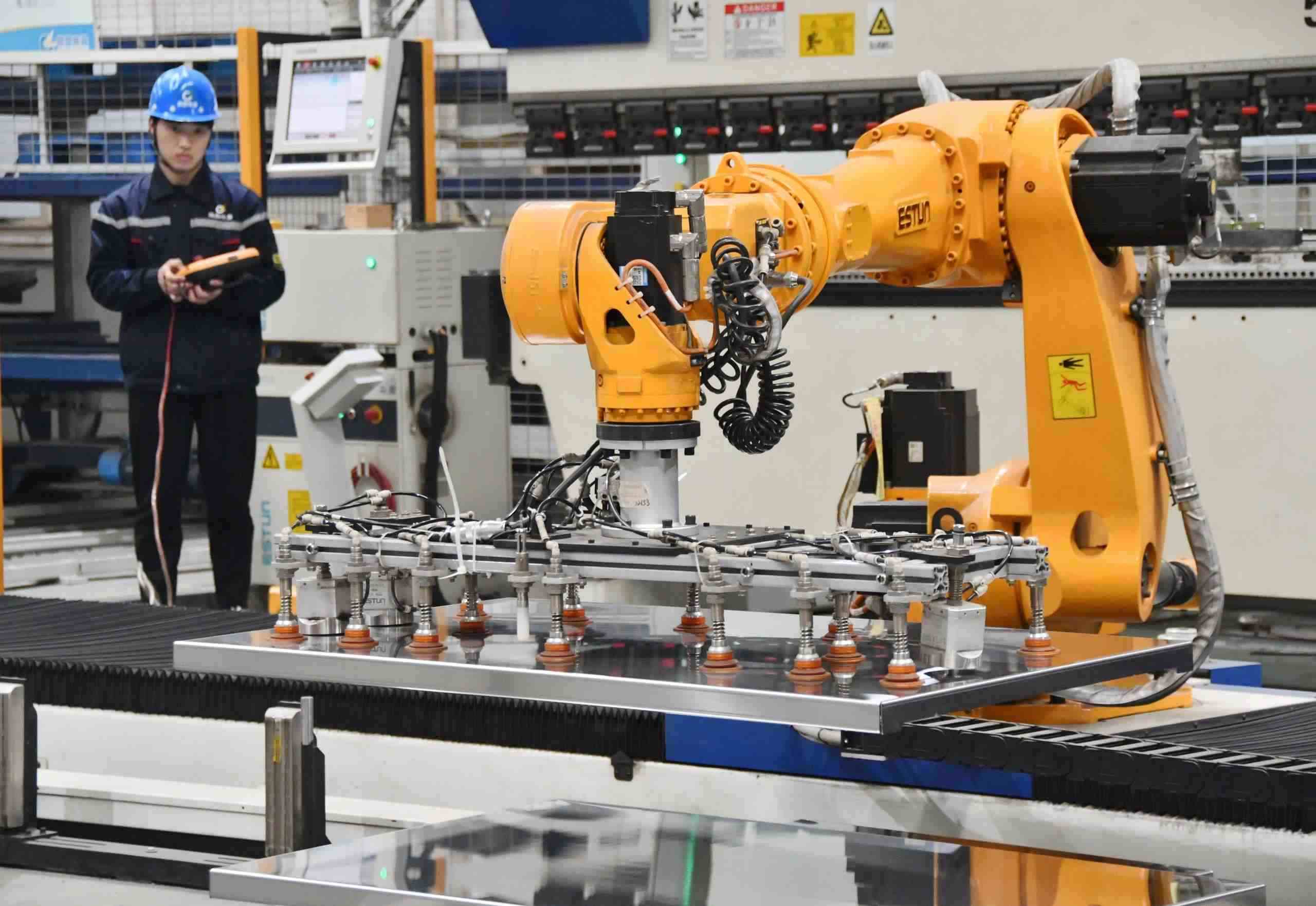 △2025年2月21日，河北邯鄲永年區(qū)工業(yè)園區(qū)的一家企業(yè)，工人正在操控工業(yè)機(jī)器人作業(yè)。