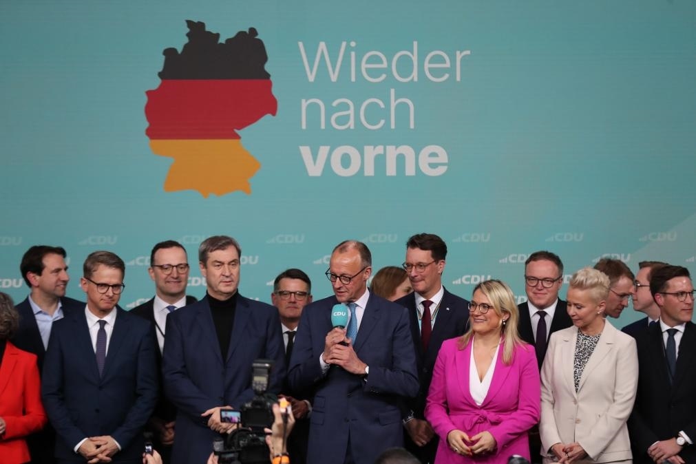 2月23日，在德國柏林的基督教民主聯(lián)盟總部，聯(lián)盟黨總理候選人默茨（中）在出口民調(diào)顯示領(lǐng)先后接受祝賀。新華社記者杜哲宇攝