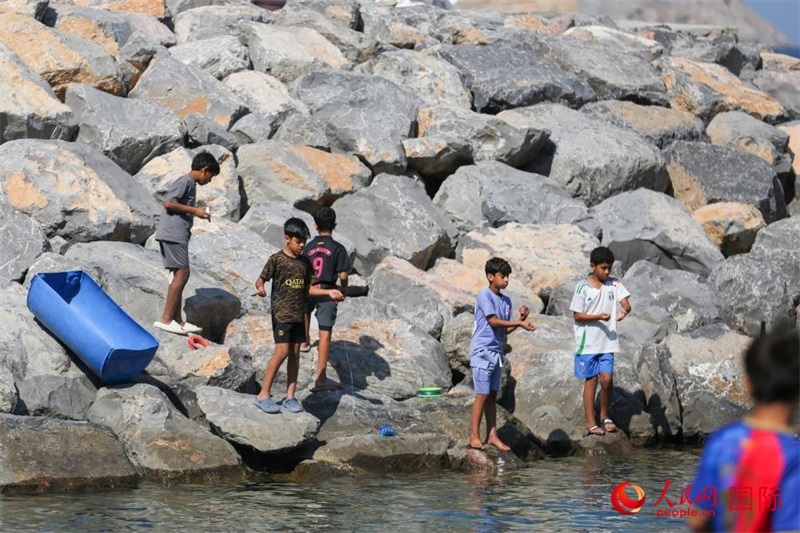 在海邊玩耍的孩子們。人民網(wǎng) 塔里克·易卜拉欣攝