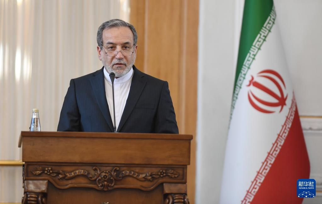 2月25日，在伊朗德黑蘭，伊朗外交部長阿拉格齊出席聯(lián)合新聞發(fā)布會。新華社記者 沙達提 攝