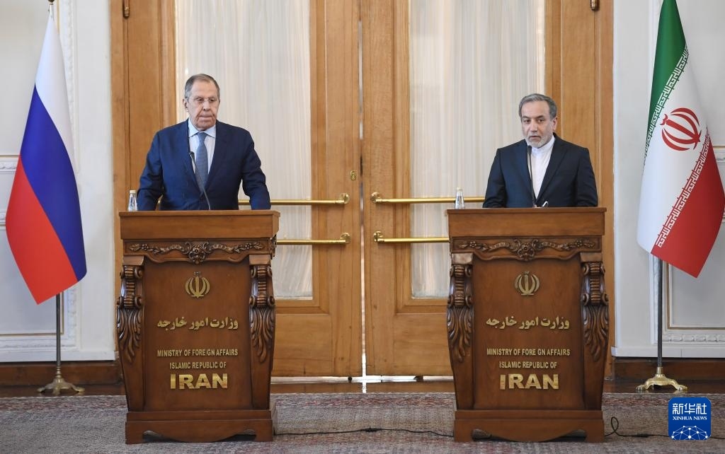 2月25日，在伊朗德黑蘭，伊朗外交部長阿拉格齊（右）與俄羅斯外長拉夫羅夫出席聯(lián)合新聞發(fā)布會。新華社記者 沙達提 攝