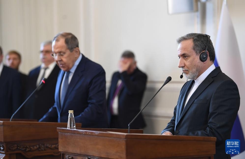 2月25日，在伊朗德黑蘭，伊朗外交部長阿拉格齊（右）與俄羅斯外長拉夫羅夫出席聯(lián)合新聞發(fā)布會。新華社記者 沙達提 攝