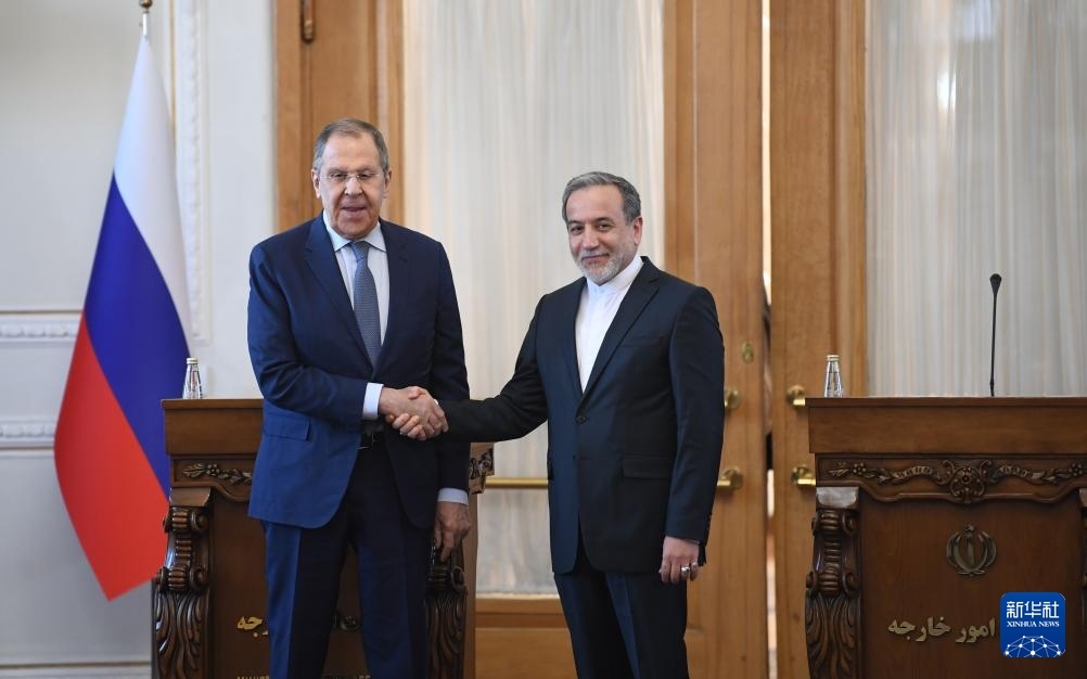 2月25日，在伊朗德黑蘭，伊朗外交部長阿拉格齊（右）與俄羅斯外長拉夫羅夫出席聯(lián)合新聞發(fā)布會。新華社記者 沙達提 攝