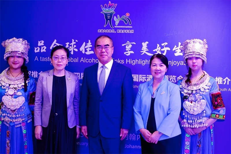 潘慶江總領事與王洪波秘書長合影。（南非貴州商會供圖）